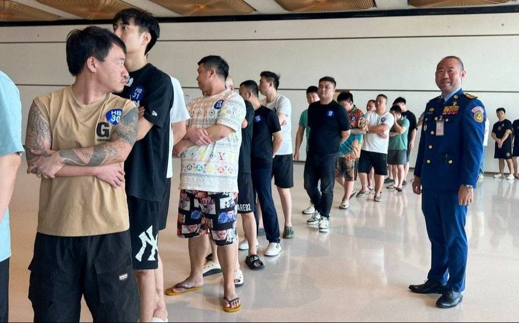 柬埔寨方面继续加码清剿电诈，327名中国籍人员被通过专机从德崇国际机场直接遣返回中国。